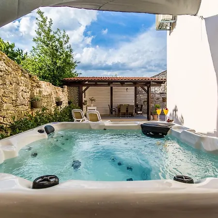 Casa Mario-charming Stone House With Jacuzzi Villa *
