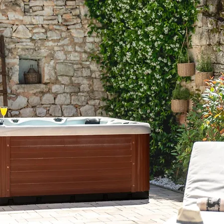 Villa Casa Mario-charming Stone House With Jacuzzi Svetvinčenat